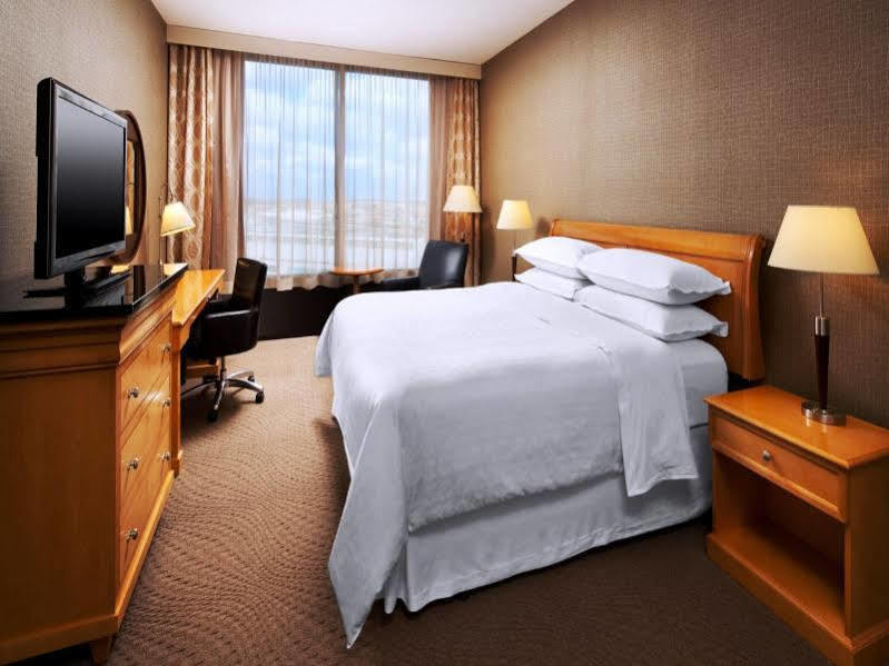 Sheraton Cleveland Airport Hotel Exterior photo