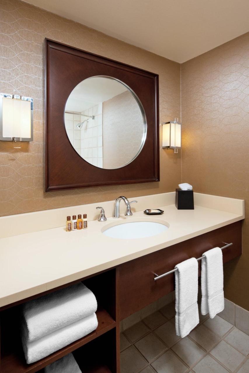 Sheraton Cleveland Airport Hotel Exterior photo